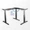 Magasságban állítható L alakú íróasztal 90 fokos sarokkal, fekete fémlábakon, ergonomikus munkavégzéshez.