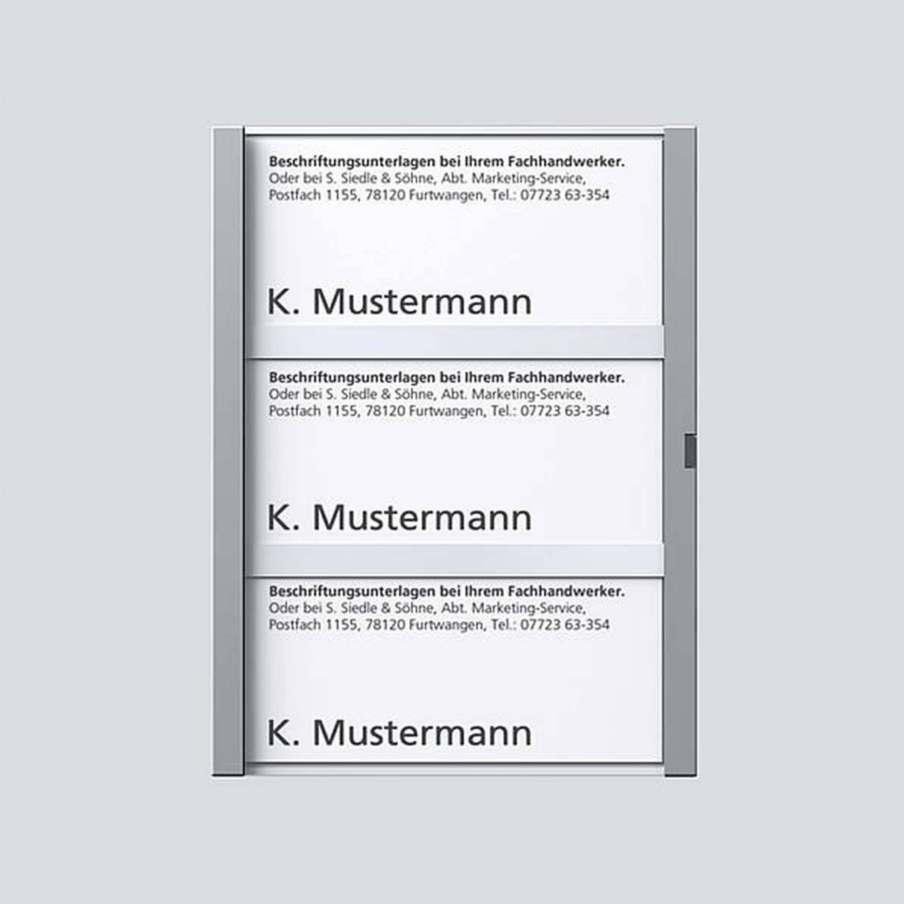 'K. Mustermann' névtábla egy ajtón, amelyen három azonos névcímke helyezkedik el egymás felett. Minden egyes címke további címinformációkat is tartalmaz.