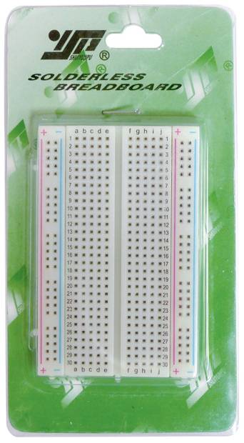 Forrasztásmentes, csomagolt próbapanel zöld háttérben, elektronikai prototípus-fejlesztéshez alkalmas.