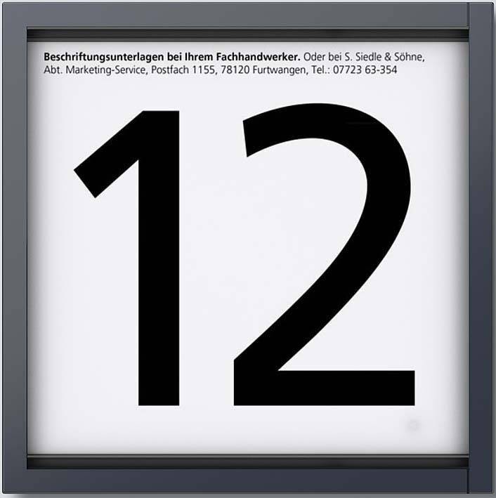 A '12' nagy számjegyekkel egy táblán szerepel. Felül egy kereskedő elérhetőségi adatait tartalmazó szöveg látható.