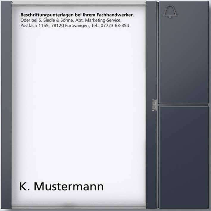 Névtábla 'K. Mustermann' felirattal, egy csengőgomb mellett. Szöveg felül: Gyártói információk és elérhetőségek.