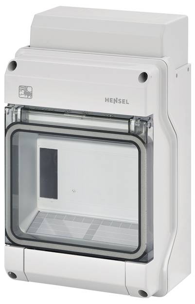 Egy fehér elektromos biztosítékszekrény átlátszó fedéllel és szürke zsanérral. A tetején a 'Hensel' logó látható.