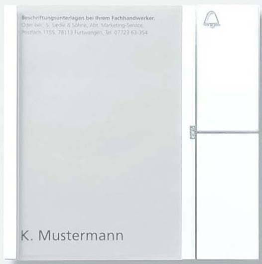 Fehér csengőtábla "K. Mustermann" felirattal. Baloldalán egy kis matricát látni a feliratozási segédanyagokról.