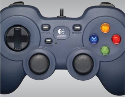 Egy sötétkék, Logitech márkájú gamecontroller színes gombokkal és két joystickkel szürke háttér előtt fekszik.