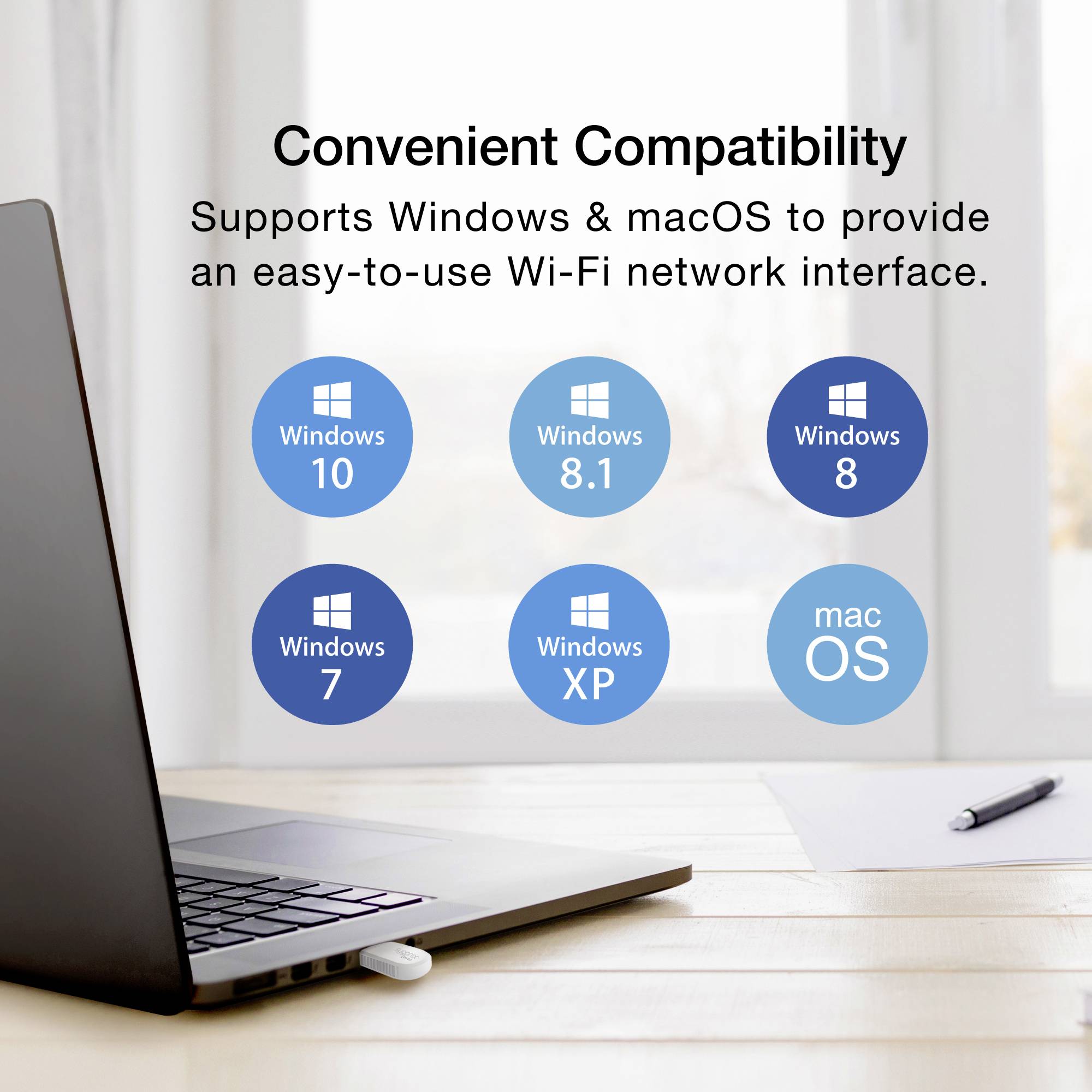 Laptop egy íróasztalon, ablakok mellett. A szöveg leírja a kompatibilitást a Windows (10, 8.1, 8, 7, XP) és macOS operációs rendszerekkel a könnyű Wi-Fi használat érdekében.