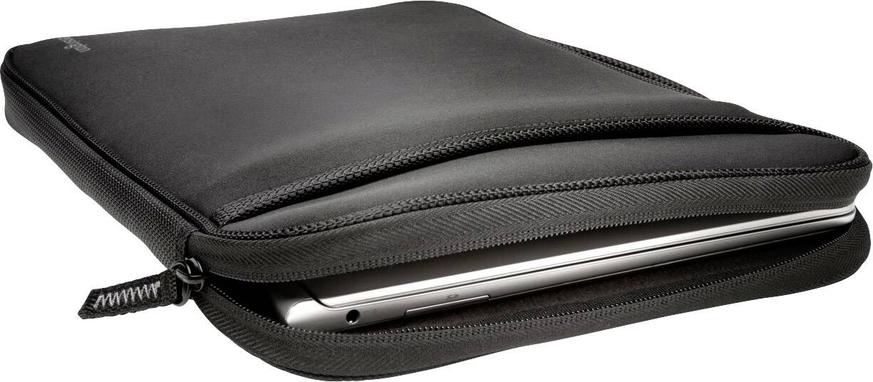Egy laptop fekete cipzáras védőtokban van, amely félig nyitva van, így a laptop egyik sarka láthatóvá válik.