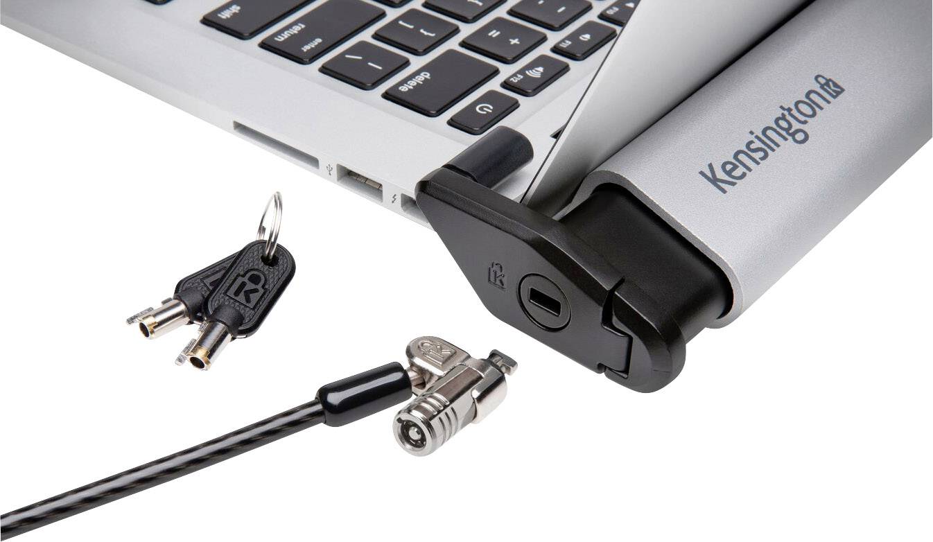 Egy laptop egy Kensington-zárral és két kulccsal egy olyan biztonsági rendszert mutat, amelynek célja a lopás megakadályozása.
