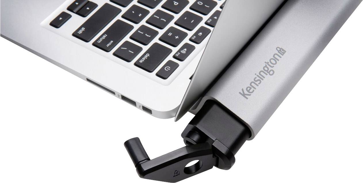 Egy Kensington laptop zár nyitott helyzetben egy laptop sarkánál. Segít biztonságosan megvédeni az eszközöket lopástól.