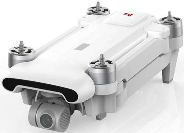 Fehér, összehajtható drón elöl egy kamerával, felül összecsukható propellerekkel és egyszerű, modern dizájnnal.