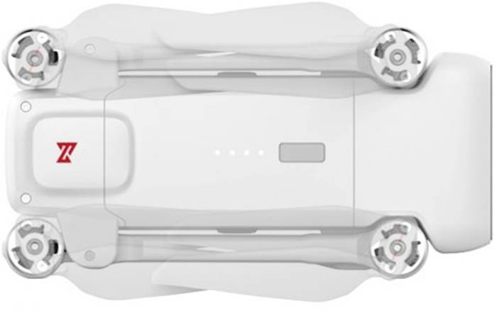 Felülnézeti kép egy összehajtott négyrotoros drónáról, amelynek bal oldalán egy vörös logó látható a burkolaton.