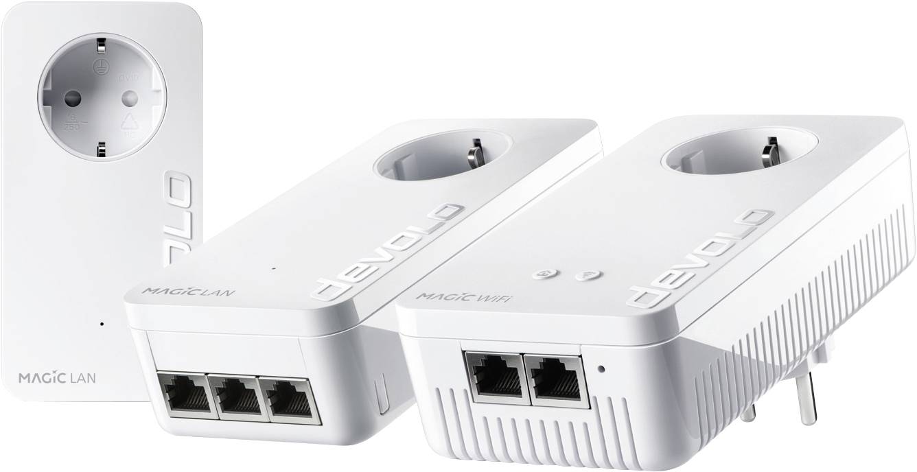 Három fehér Devolo Powerline adapter Ethernet-portokkal, különböző nézetekből. Lehetővé teszik a hálózati kapcsolatot az elektromos hálózaton keresztül.