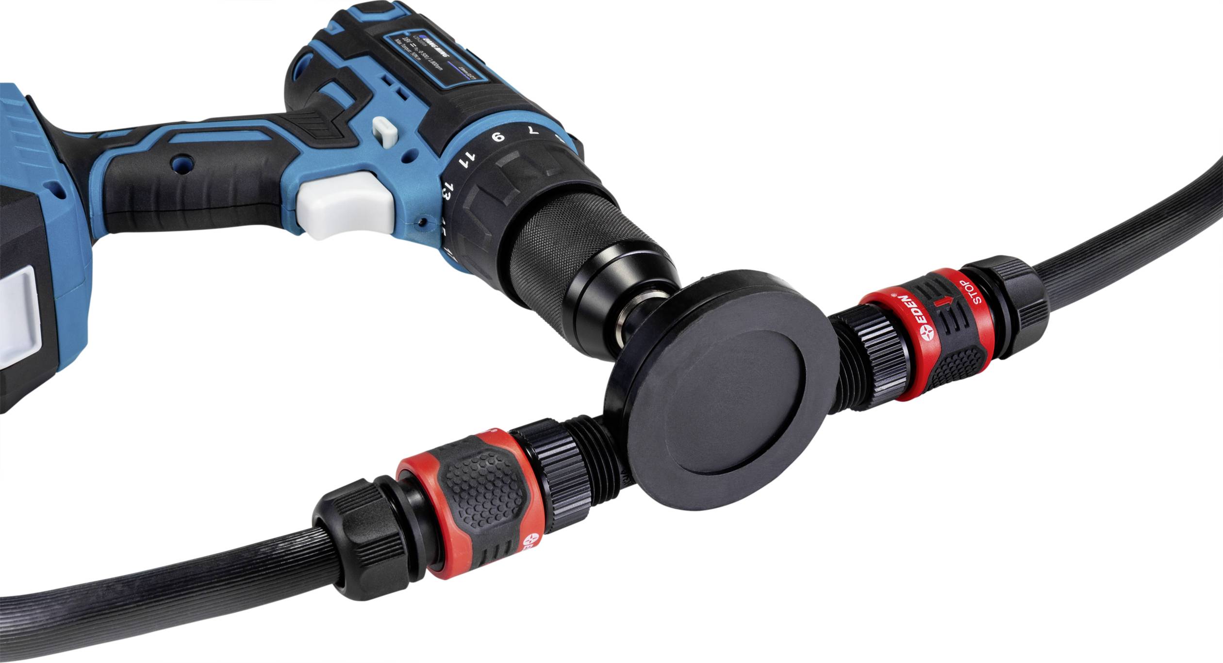 Egy kék akkumulátoros csavarozó, amely egy fekete csővezetéken dolgozik piros csatlakozókkal.