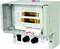 Egy vizsgálóadapter nyitott csatlakozóhelyekkel, két forgógombbal alul és különböző csatlakozási lehetőségekkel, elektromos vizsgálathoz.
