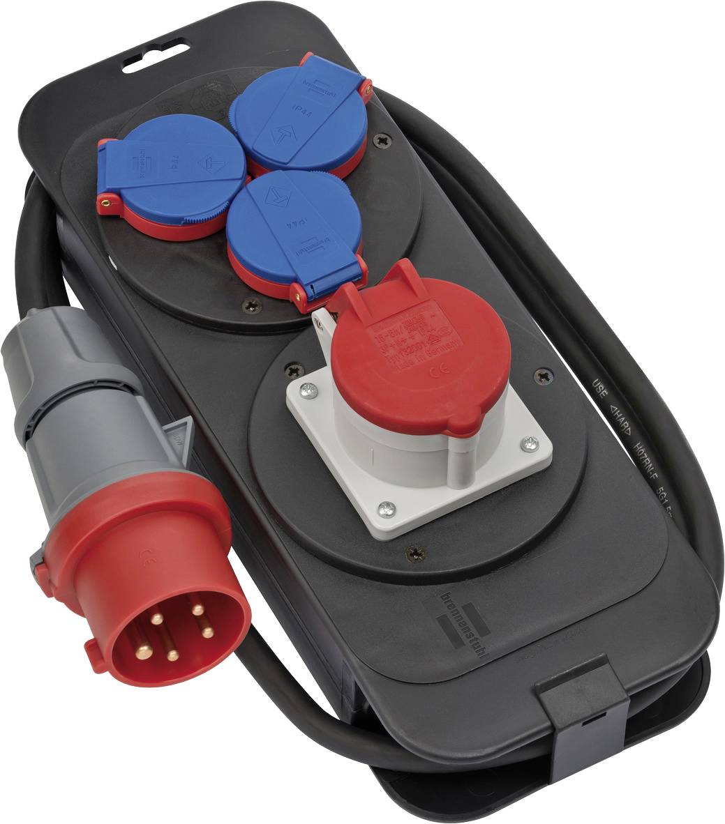 Hordozható elektromos áramellátó elosztódoboz többszörös fedett aljzatokkal és a kábelhez csatlakoztatott vörös ipari csatlakozóval.