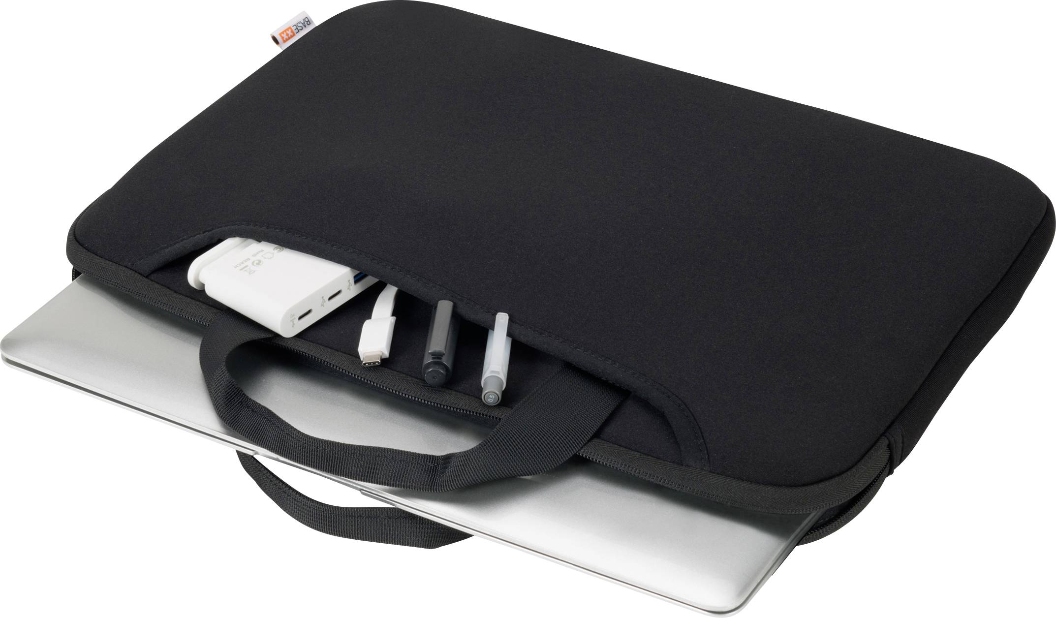 Fekete laptop-tok több tollal és egy hordozható töltővel, amelyek kilógnak belőle. Egy laptop félig van behelyezve a tokba.