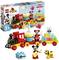 Egy LEGO DUPLO szett Mickey-vel, Minnie-vel, egy sárga gőzmozdonnyal, egy tortás kocsival és számos építőkockával, 2 éves kortól ajánlott.