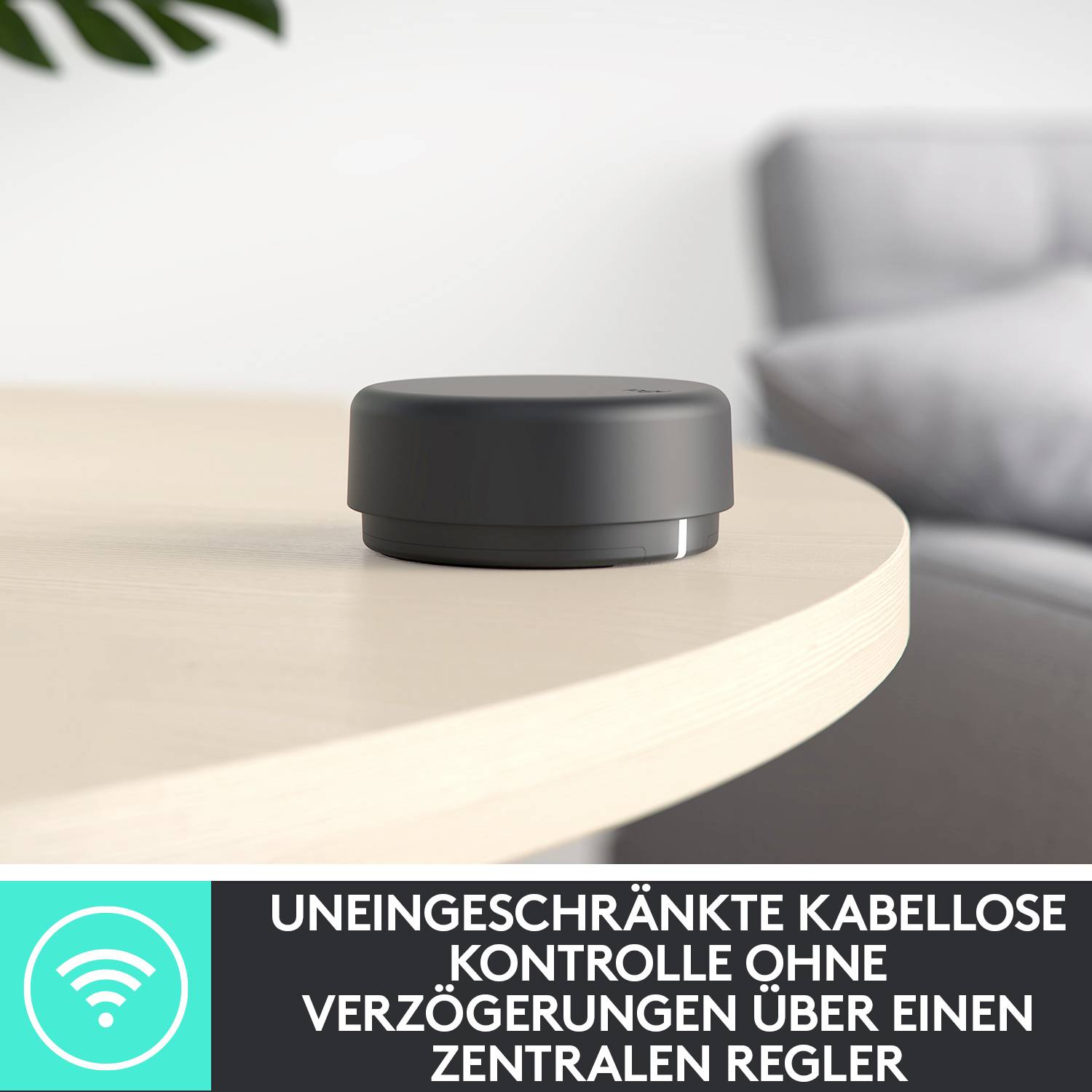 Az asztalon egy fekete, kerek, intelligens vezérlő fekszik. Szöveg alatta: 'Korlátlan vezeték nélküli irányítás késleltetés nélkül egy központi vezérlőn keresztül'.
