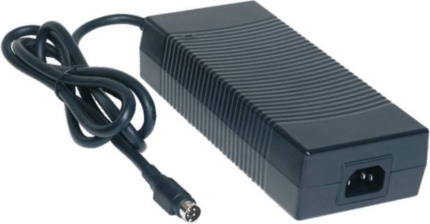 Hálózati adapter kábelekkel és csatlakozóval elektronikus eszközökhöz, téglalap alakú fekete forma bordázott felülettel.