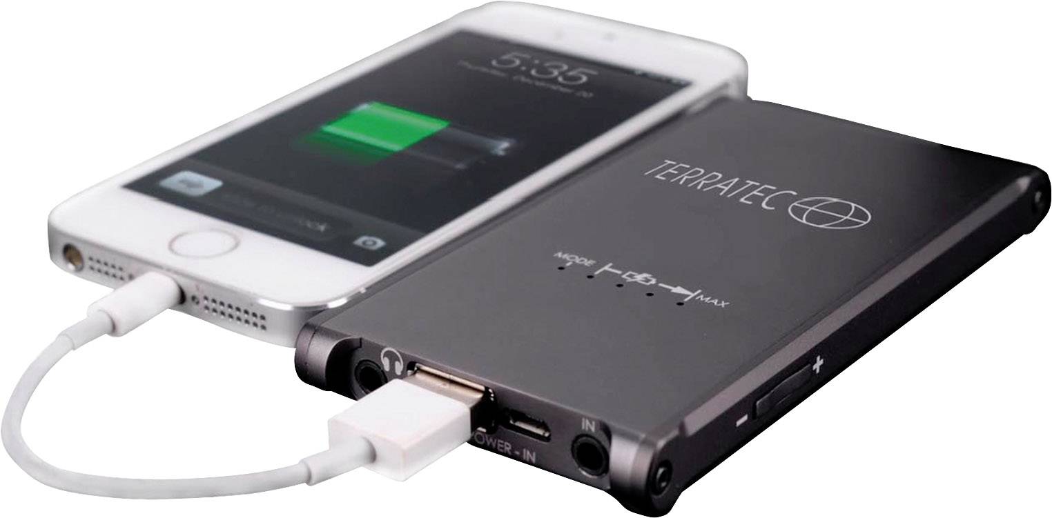 A mobiltelefon egy csatlakoztatott hordozható akkumulátorról tölt.