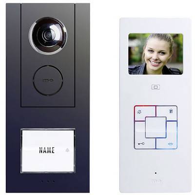 Egy fekete videós kaputelefon kamerával és hangszóróval egy fehér beltéri monitor mellett, amelyen egy mosolygó nő látható.