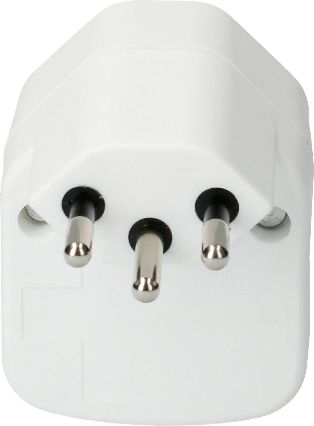 Fehér utazási adapter három csatlakozóval nemzetközi dugaljzatok használatához.
