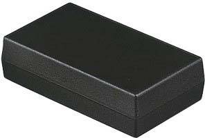 Téglalap alakú, fekete műanyag doboz lekerekített sarkokkal, fehér háttérfelületen fekszik.