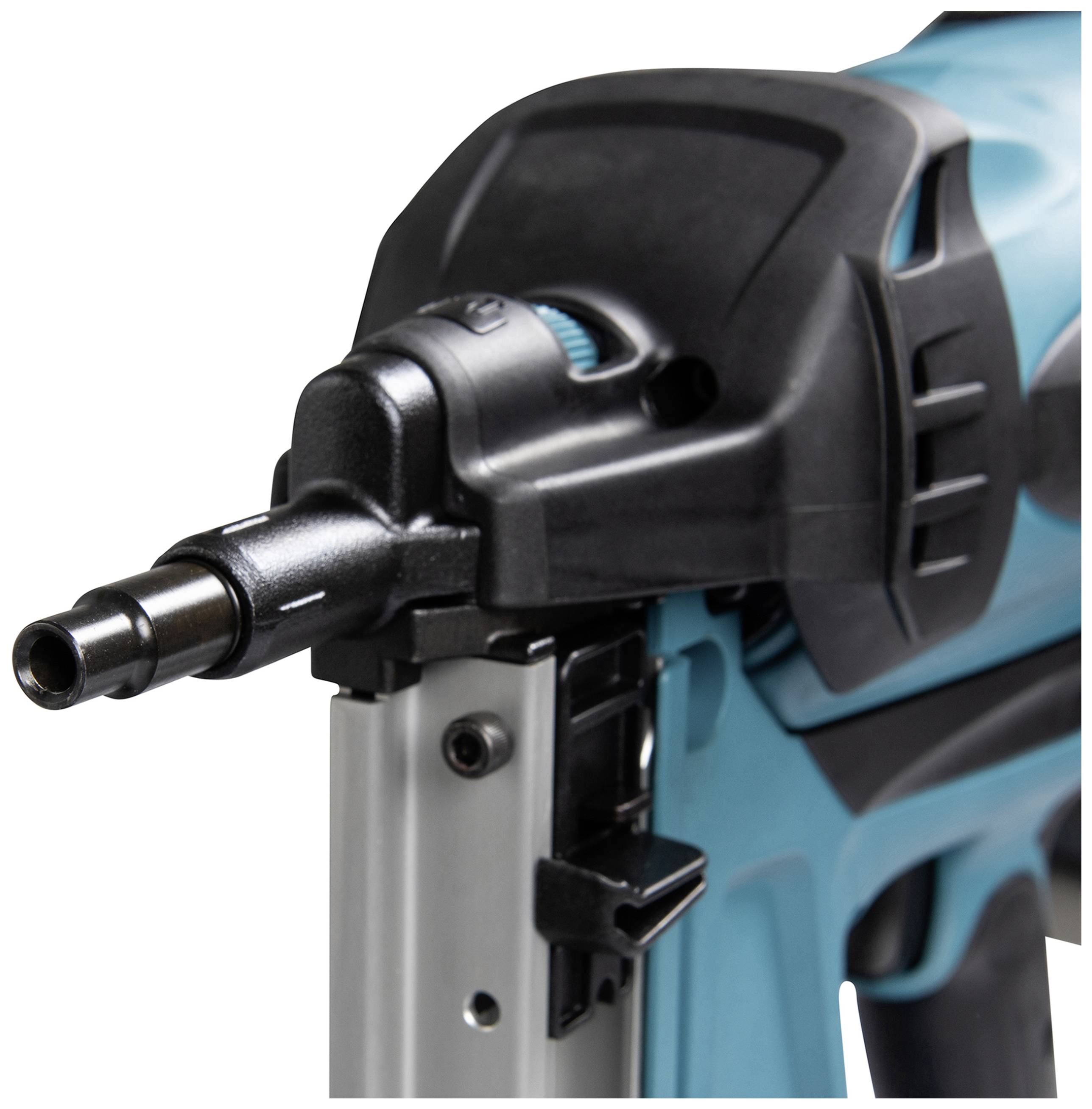 Egy kék és fekete levegős szegező, a fúvóka és a biztonsági mechanizmus első részének közelképe, fehér háttérrel.