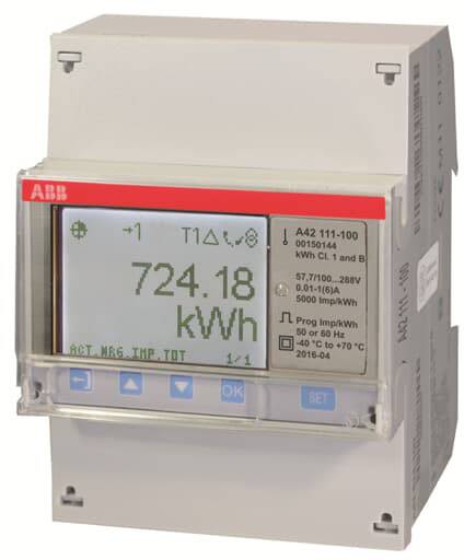 Digitális kijelzővel rendelkező villanyszámláló mutatja a '724,18 kWh' értéket. A gyártó neve és a műszaki részletek a készüléken láthatók.