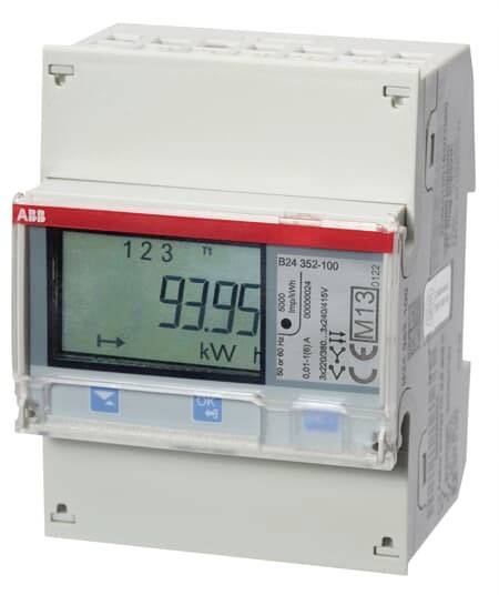 Egy szürke áramfogyasztásmérő '93,95 kW' értéket mutat digitális kijelzőjén. Bal felső sarkában az 'ABB' felirat látható.