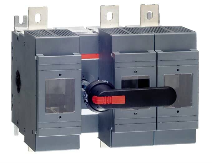 Egy főkapcsoló szürke házban, egy nagy fekete karral, amely az 'OFF' állást mutatja az elektromos áramkörök vezérléséhez.