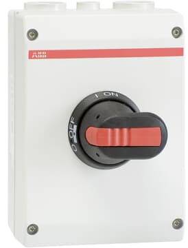 Egy fehér kapcsolószekrény fekete forgókapcsolóval, amely 'KI' állásban van. Bal felső sarkában egy piros vonal egy logóval.