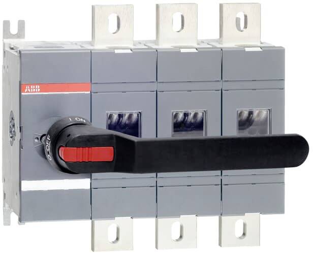 Egy nagy, szürke terheléskapcsoló piros karral "Kikapcsolt" állásban, amelyet elektromos berendezésekben a biztonságos áramtalanítás érdekében használnak.