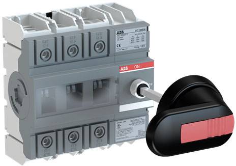 Egy piros karos elektromos kapcsoló 'BE' állásban, ipari felhasználásra alkalmas, amelynek kapcsolási elemei láthatóak.