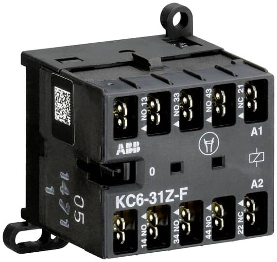 Egy fekete elektromos alkatrész több felcímkézett csatlakozóval. Felirat: 'ABB KC6-31Z-F'. QR-kód az oldalán.