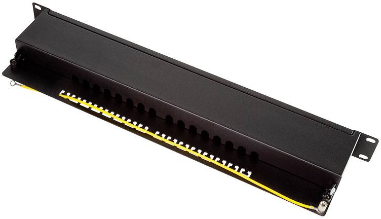 Egy fekete kábelvezető panel 24 nyílással, rendezett hálózati kábelek elhelyezésére egy szerverállványban.