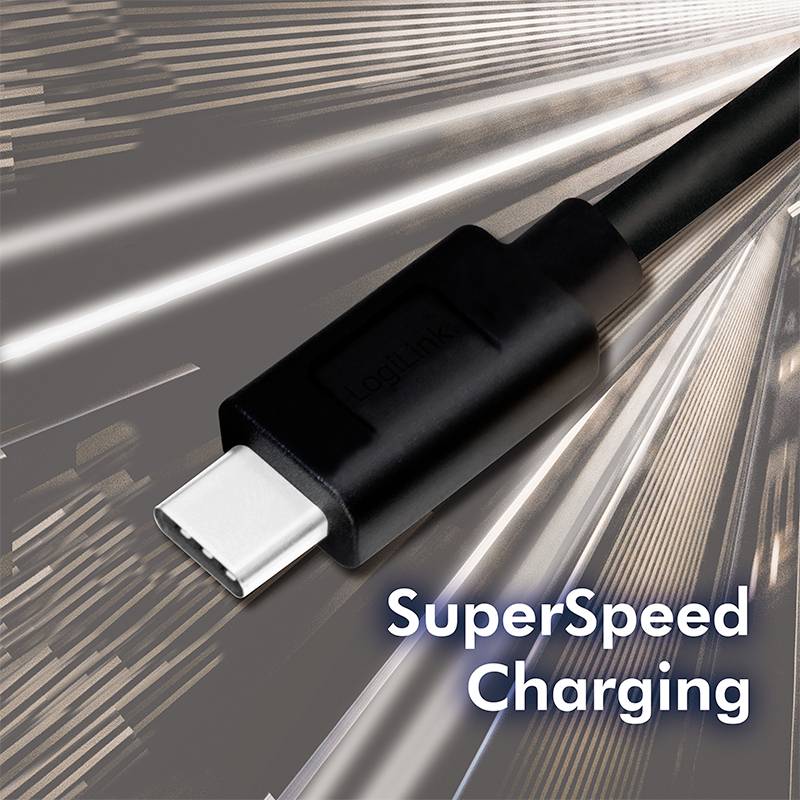 USB-C-kábel fekete csatlakozóval elmosódott háttér előtt. A 'SuperSpeed Charging' felirat gyors töltésre utal.