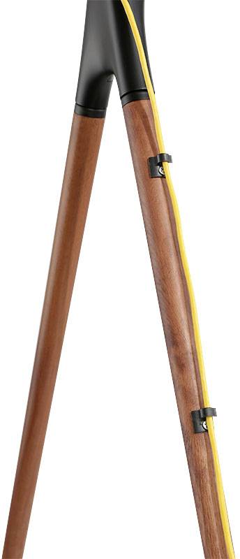 Egy fa háromlábú állvány közeli felvétele fekete fejrésszel és sárga kábellel, amely az egyik lábhoz van rögzítve.