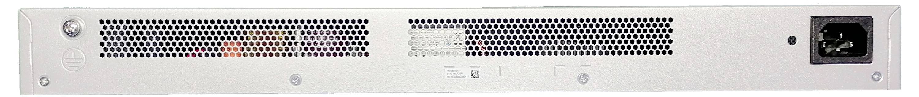 Egy fémszerverállvány hátoldalának látképe szellőzőráccsal és egy áramcsatlakozóval a jobb oldalon.