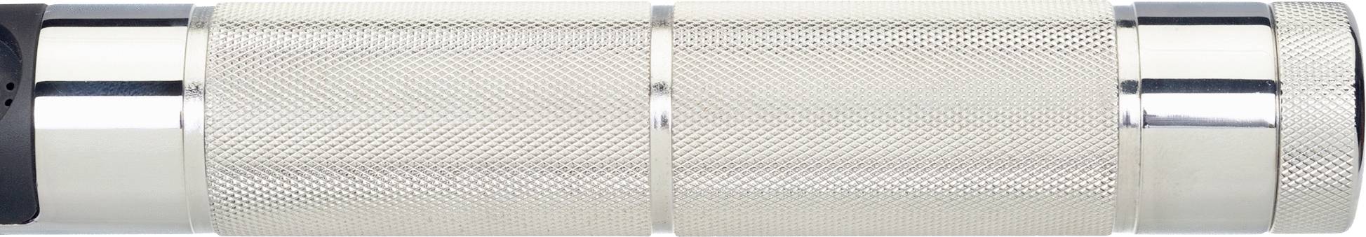 Egy ezüstszínű, csúszásmentes fémfogantyú finom bordázattal és fekete végzárókkal.