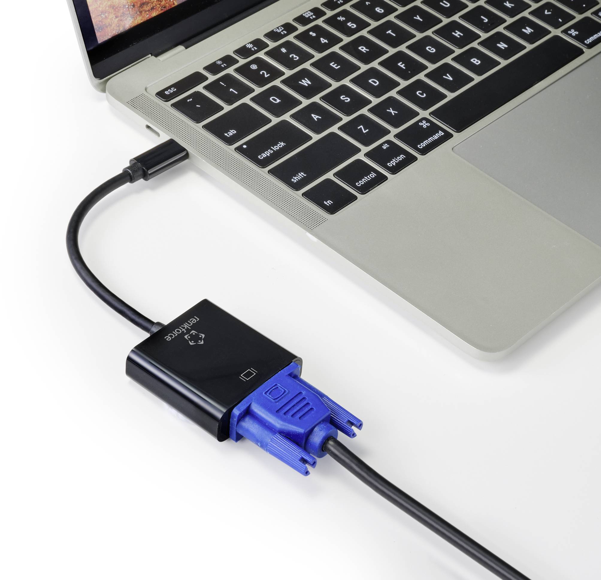 Egy laptop egy kék VGA-adapterrel csatlakoztatva USB-C-kábel segítségével. Az adapter videojelet közvetít külső kijelzőeszközökre.