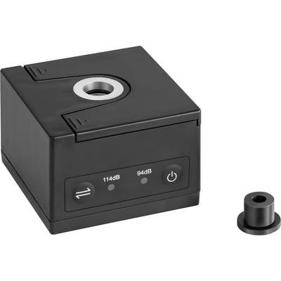 Egy fekete hangkalibrátor két kapcsolóval - 114 dB és 94 dB beállítással - egy fekete adapter mellett, fehér felületen.
