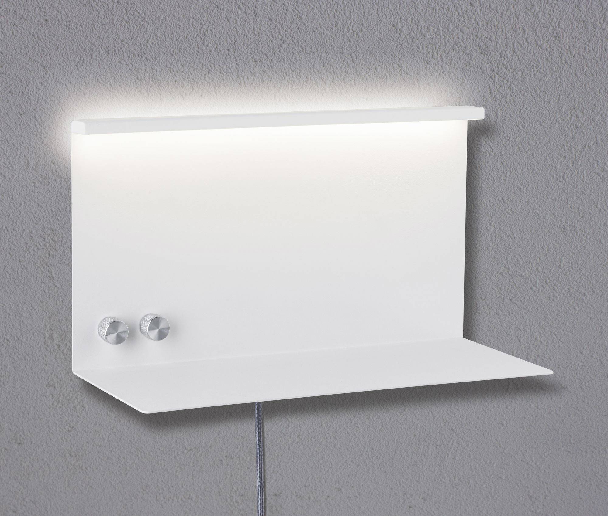 Fehér, minimalista fali lámpa polccal, két forgókapcsolóval és egy kábellel, szürke falra szerelve.