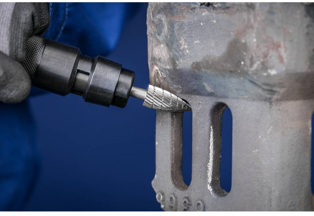 Egy marógép egy fémfelületet munkál meg. A hangsúly a forgó szerszám precíziós munkáján van egy munkadarabon.