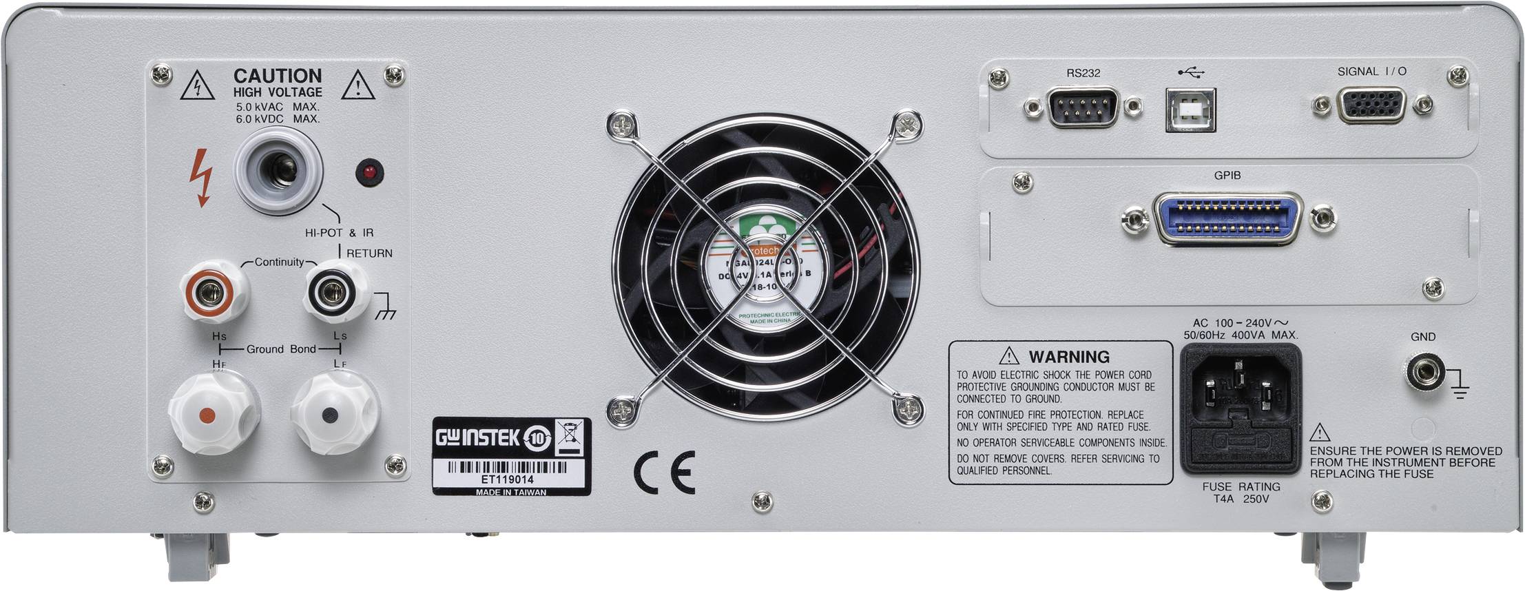 Egy elektromos készülék hátoldala, amelyen különböző csatlakozók, középen egy ventilátor, valamint biztonsági és figyelmeztető jelzések találhatók.