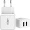 Két fehér USB-töltő márkalogóval, az egyik elölnézetben két USB-csatlakozóval, a másik oldalnézetben.