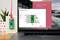 Laptop egy képernyőn megnyitott Raspberry Pi Pico csatlakozási diagram weboldalával. Mellette egy nyomtatott áramköri lapon elhelyezett Raspberry Pi Pico.