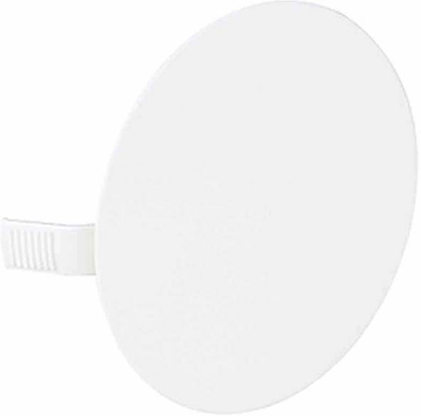 Egy fehér, kerek, lapos tárgy rövid bordázott nyúlvánnyal az oldalán.