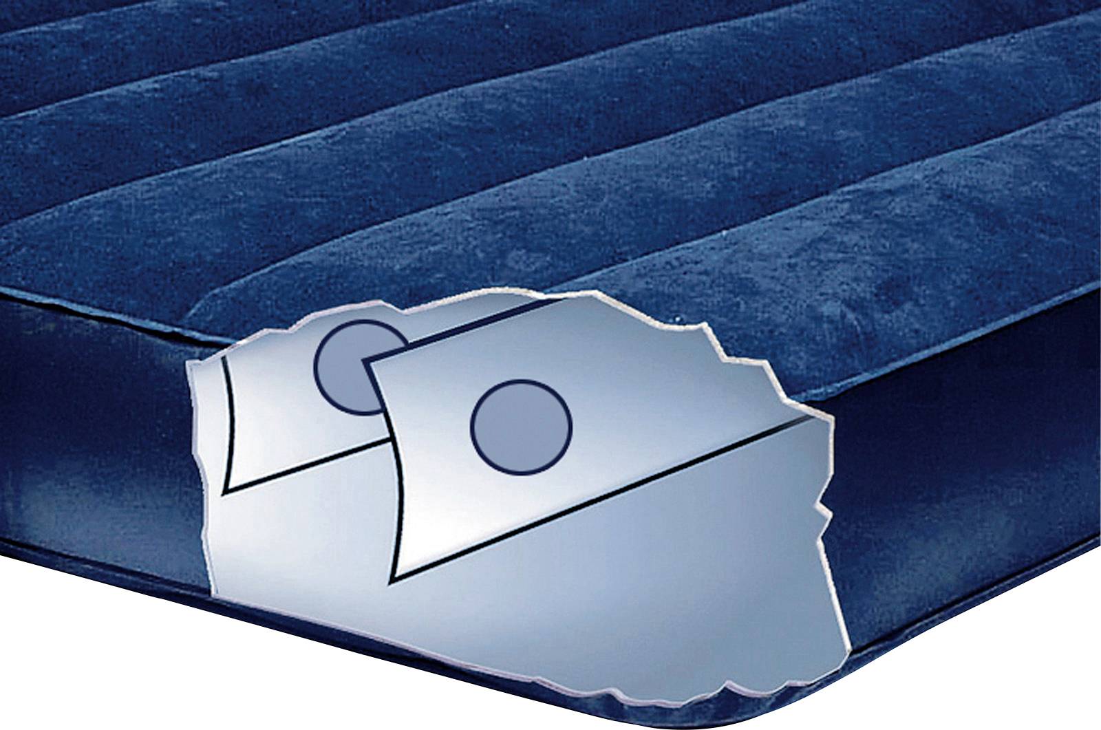 A képen egy sötét, felfújható matrac látható, amelynek egy közeli felvétele a belső szerkezetét mutatja, amelyen stabil légkamrák figyelhetők meg.
