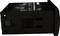 Egy fekete elektronikus eszköz szellőzőnyílásokkal az oldalán, fektetve. Felül néhány technikai felirat látható.