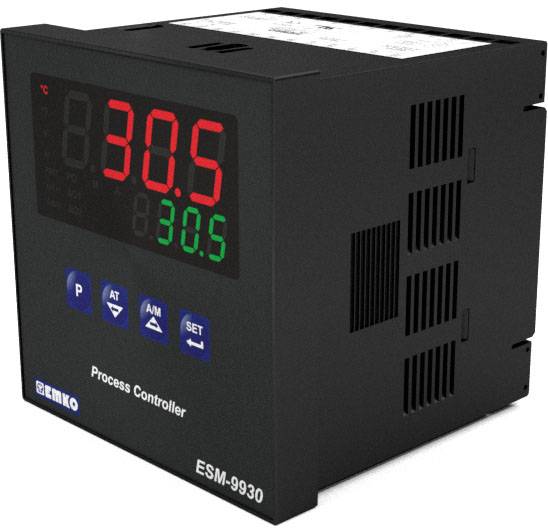 Egy digitális folyamatszabályzó 30,5 °C hőmérsékletet mutat. A készülék piros és zöld számjegyekkel rendelkező kijelzővel van ellátva.